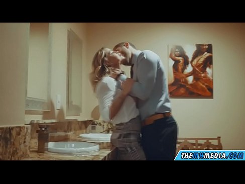 ❤️ Όταν μια πλούσια ξανθιά σε αποπλανεί σε μια δημόσια τουαλέτα ❤️❌ Πόρνο vk